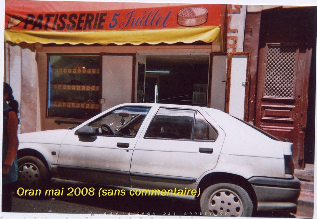 ORAN MAI 2008 2504 une patisserie en ville a oran.jpg